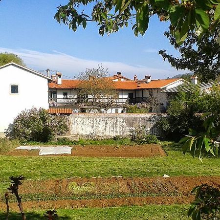 Apartmaji Hedera Komen Εξωτερικό φωτογραφία